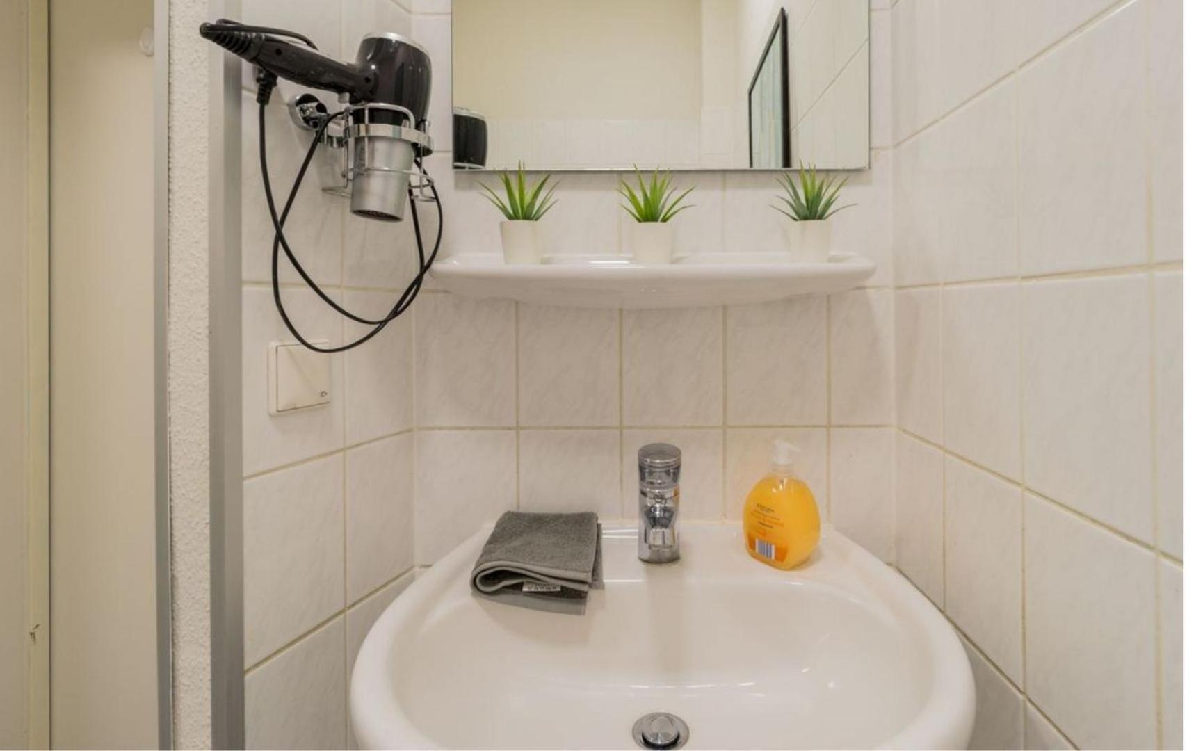 Central - Self Check In - High Speed Wifi Apartment *